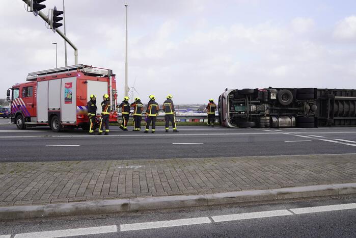 Bestelbus en vrachtwagen waaien om door storm Eunice