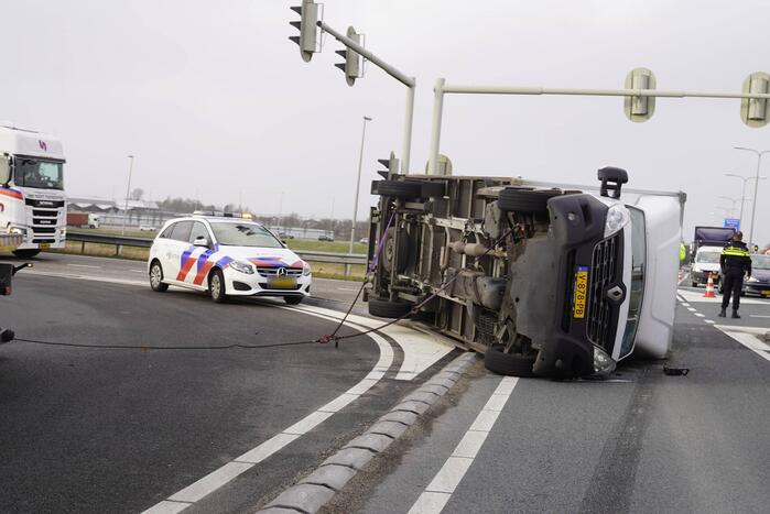 Bestelbus en vrachtwagen waaien om door storm Eunice