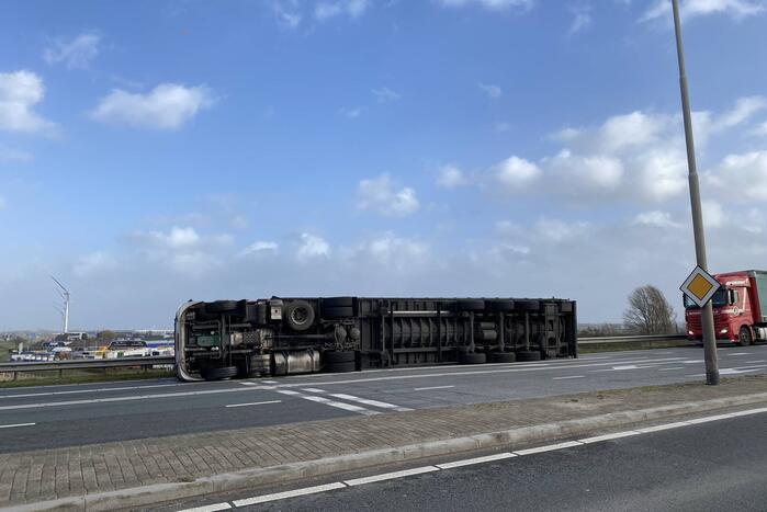 Bestelbus en vrachtwagen waaien om door storm Eunice