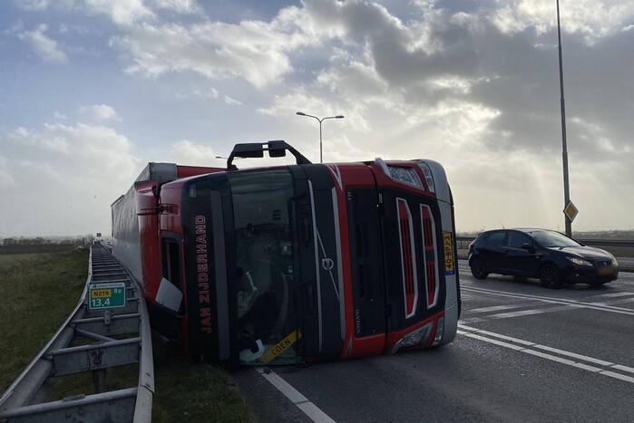 Bestelbus en vrachtwagen waaien om door storm Eunice