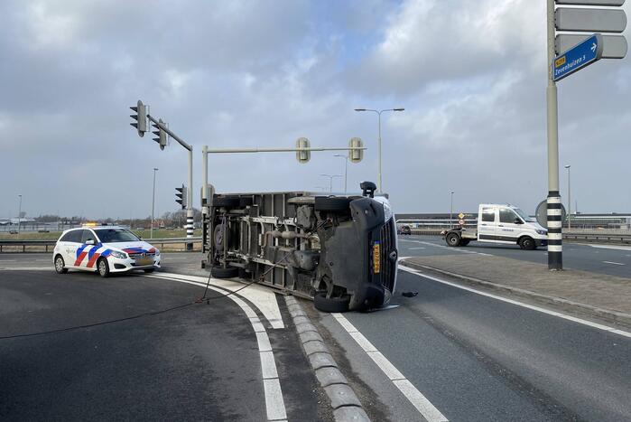 Bestelbus en vrachtwagen waaien om door storm Eunice