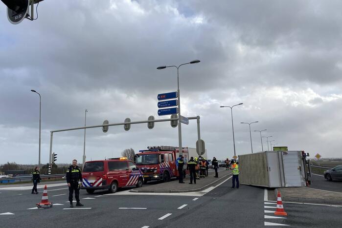Bestelbus en vrachtwagen waaien om door storm Eunice