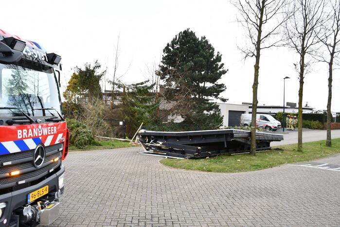 Overkapping van wellnessruimte weggewaaid