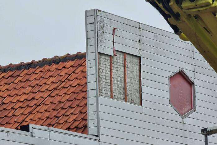 Gevelbeplating laat los van pand