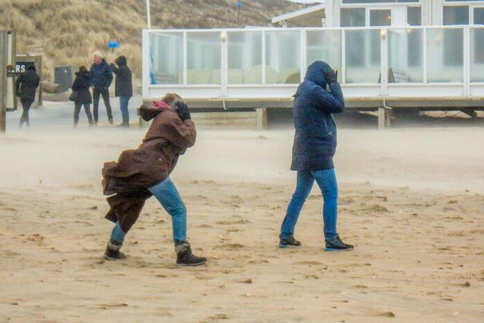 Zware storm veel bezoekers naar het strand