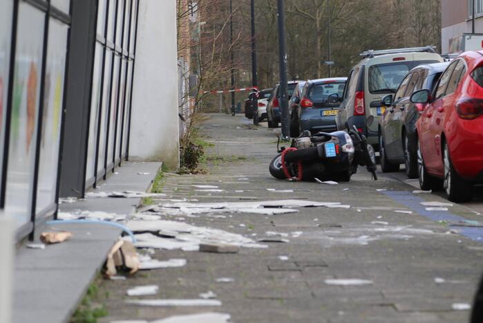 Twee gewonden nadat gevelbeplating loswaait