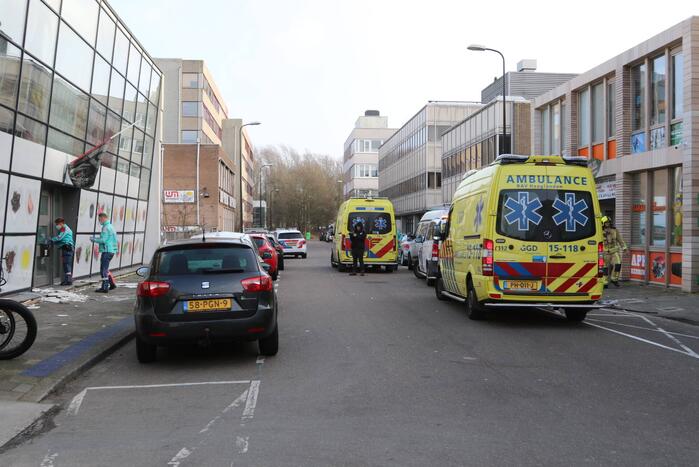 Twee gewonden nadat gevelbeplating loswaait