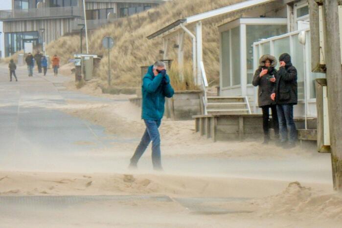 Zware storm veel bezoekers naar het strand