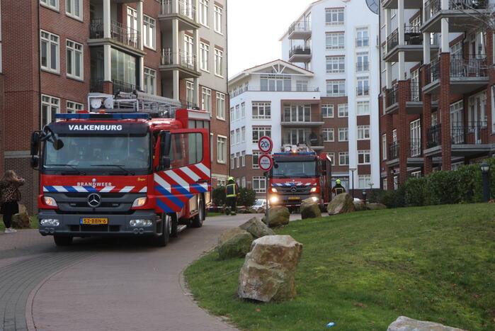 Dakpannen waaien van appartementencomplex