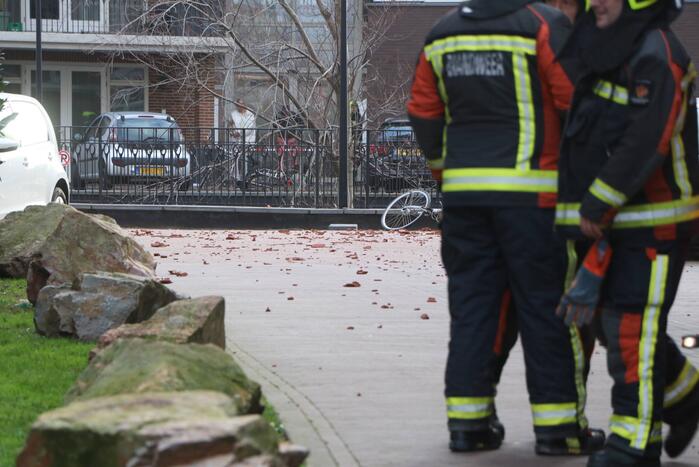 Dakpannen waaien van appartementencomplex