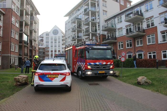 Dakpannen waaien van appartementencomplex