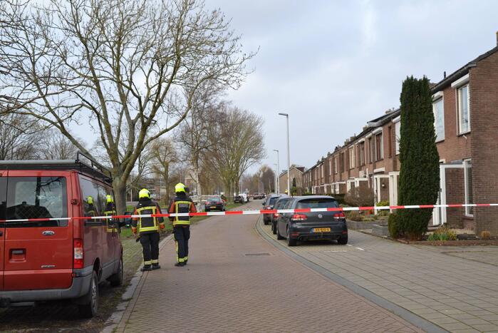 Dakgoot waait van woningen door storm Eunice