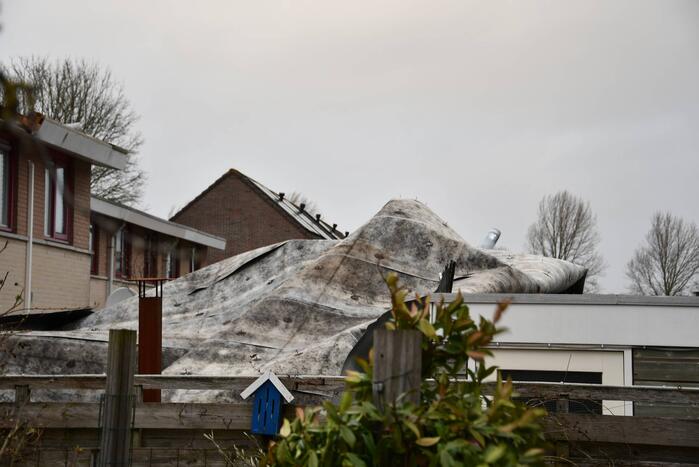 Dakbedekking waait van rijtjeswoning af