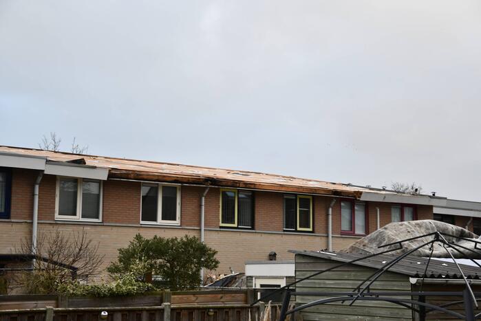Dakbedekking waait van rijtjeswoning af
