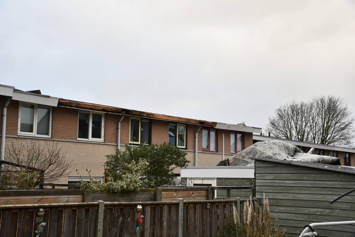 Dakbedekking waait van rijtjeswoning af