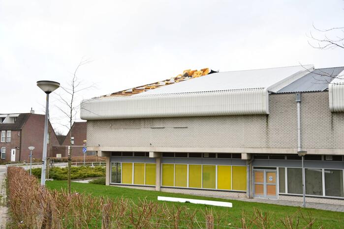 Dakbeplating van pand laat los door harde wind