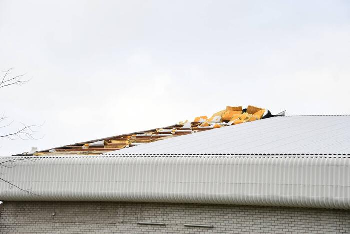 Dakbeplating van pand laat los door harde wind