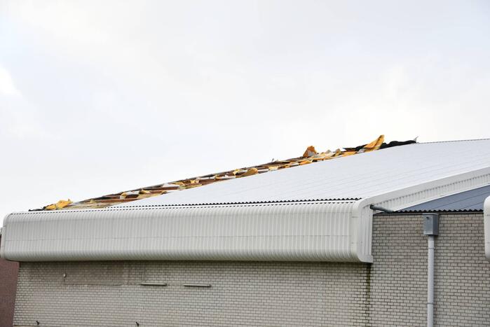 Dakbeplating van pand laat los door harde wind