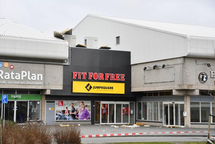 Dakbeplating van pand laat los door harde wind