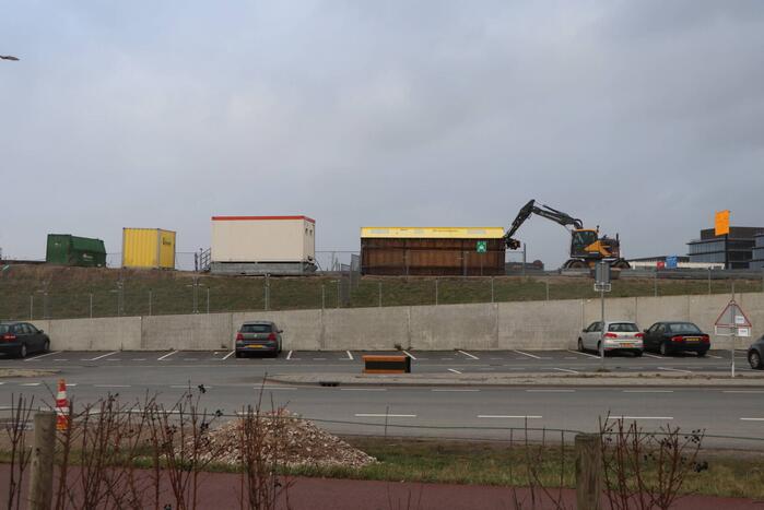 Bouwkeet waait om en belandt op wegdek