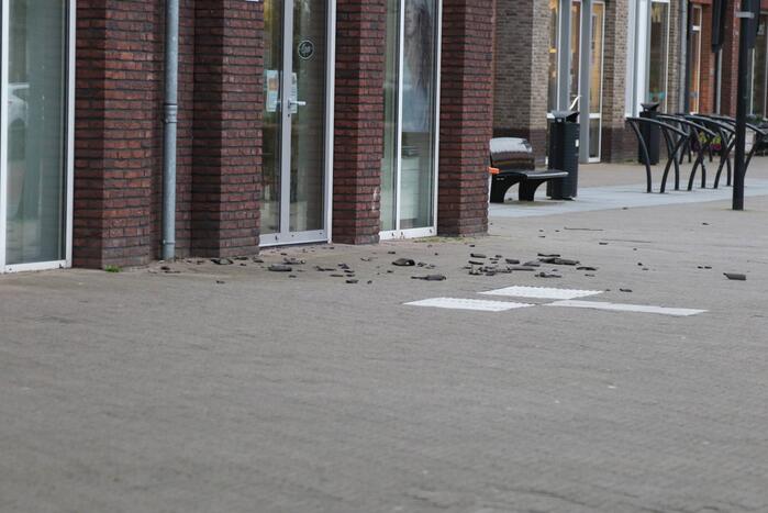 Dakpannen vallen van winkelcentrum Eemnes