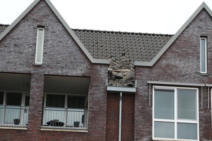 Dakpannen vallen van winkelcentrum Eemnes