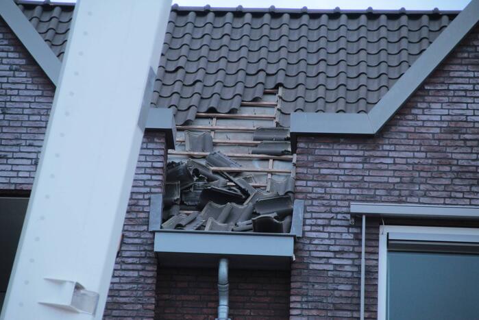 Dakpannen vallen van winkelcentrum Eemnes