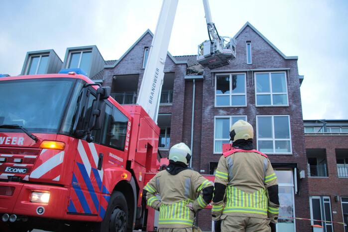 Dakpannen vallen van winkelcentrum Eemnes