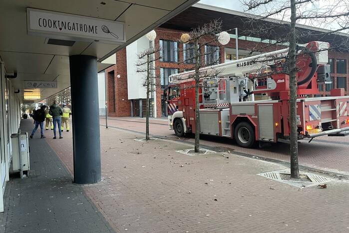Dak van gemeentehuis los door harde wind