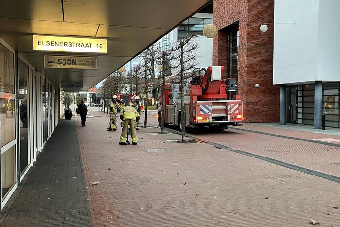 Dak van gemeentehuis los door harde wind