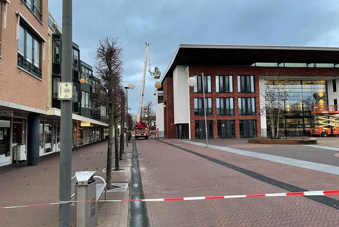 Dak van gemeentehuis los door harde wind
