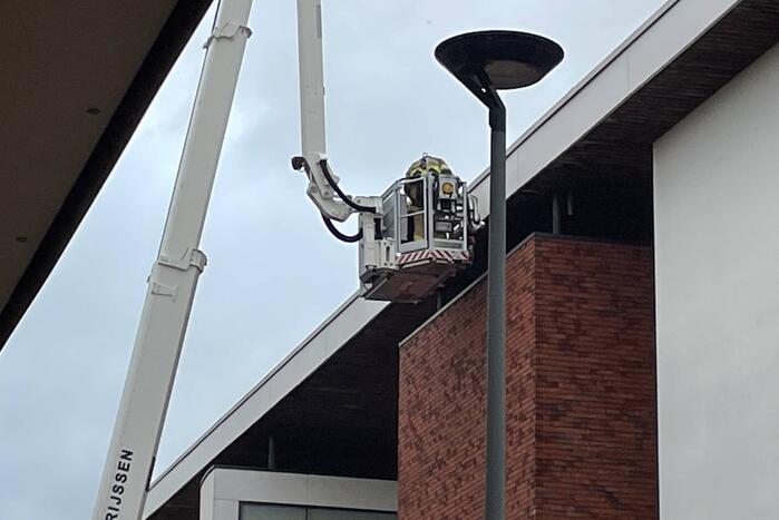 Dak van gemeentehuis los door harde wind