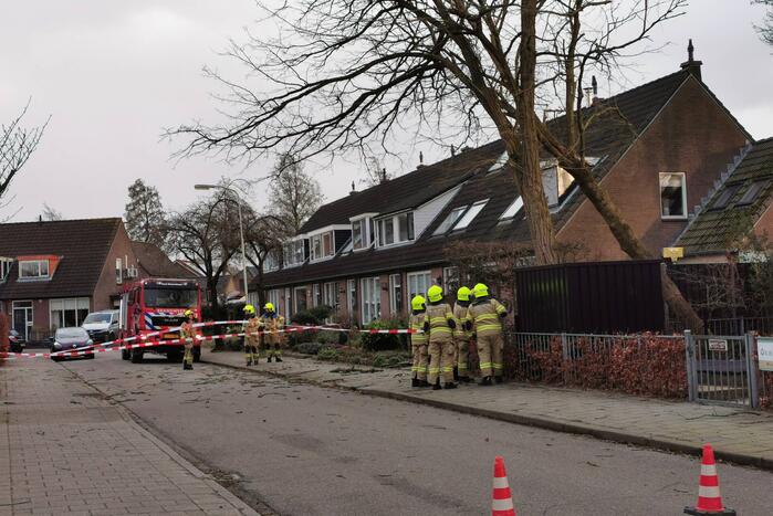 Grote boom omgezaagd door brandweer