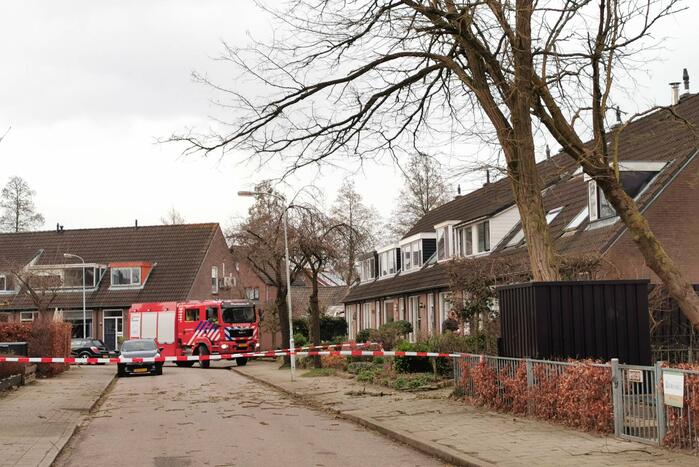 Grote boom omgezaagd door brandweer