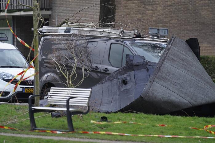 Dakbedekking belandt op voertuigen