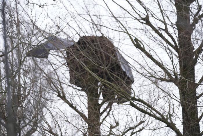 Dakbedekking belandt op voertuigen