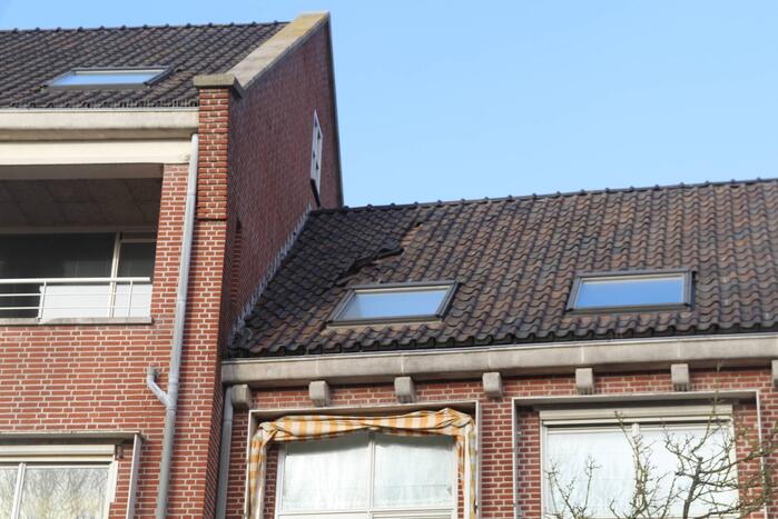 Dakpannen en zonwering waaien van dak woning af