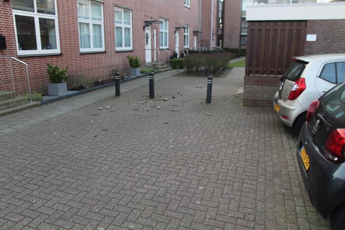 Dakpannen en zonwering waaien van dak woning af