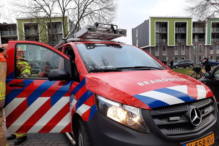 Boom waait tegen flat