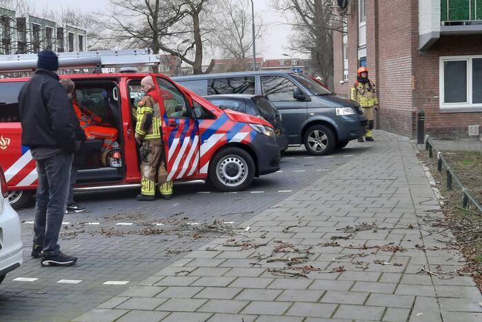 Boom waait tegen flat