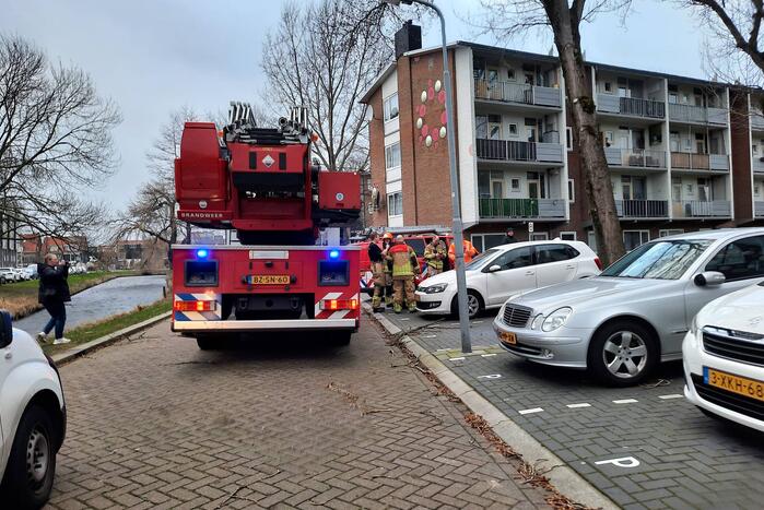 Boom waait tegen flat