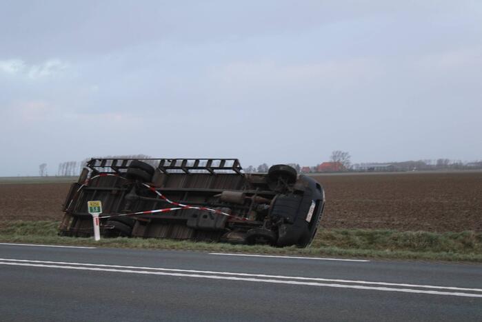 Bestelbus belandt in sloot door wind