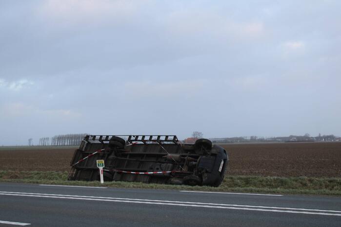 Bestelbus belandt in sloot door wind