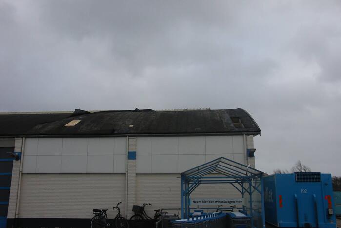 Dakbedekking waait van dak supermarkt