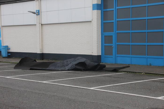 Dakbedekking waait van dak supermarkt