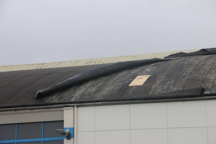 Dakbedekking waait van dak supermarkt