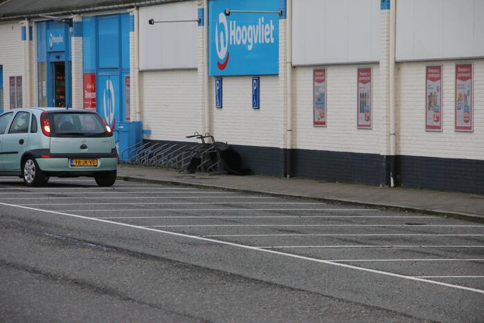 Dakbedekking waait van dak supermarkt