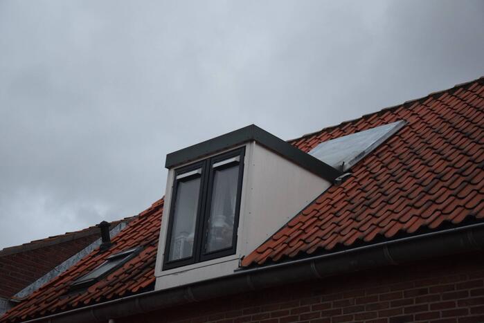 Dak waait van dakkapellen af