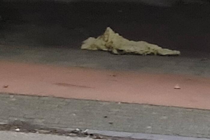 Isolatiemateriaal waait van ziekenhuis