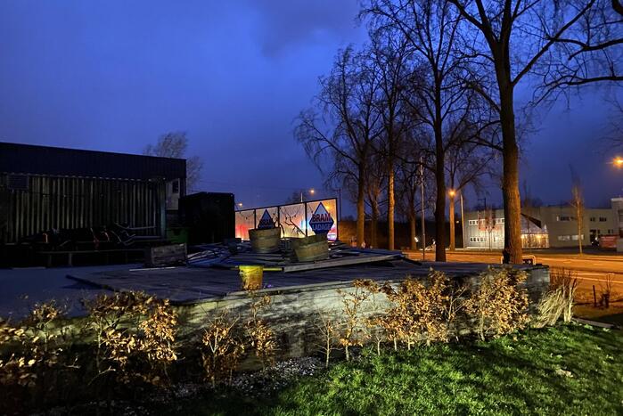 Overkapping patatzaak stort in door storm Eunice